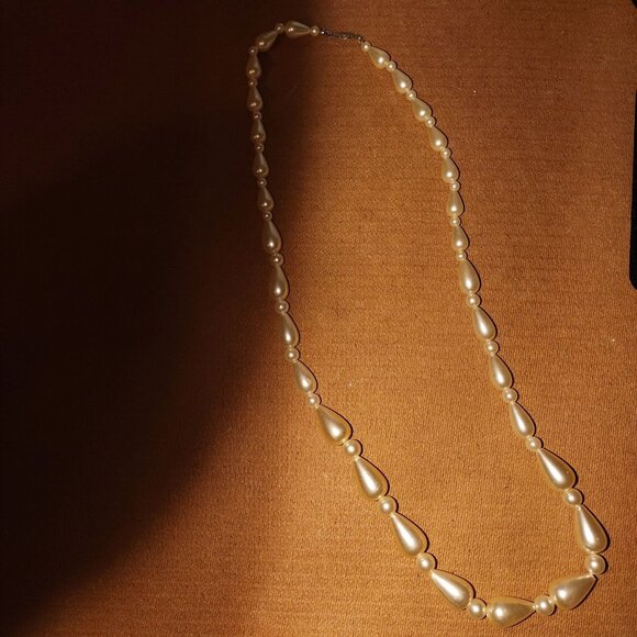 Vintage Cream Faux Pearl Teardrop Bead Necklace With Ornate Silver Tone Clasp 20 - Picture 2 of 5